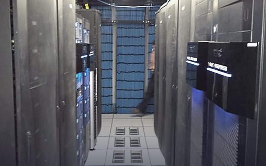 Pasillo de racks en data center