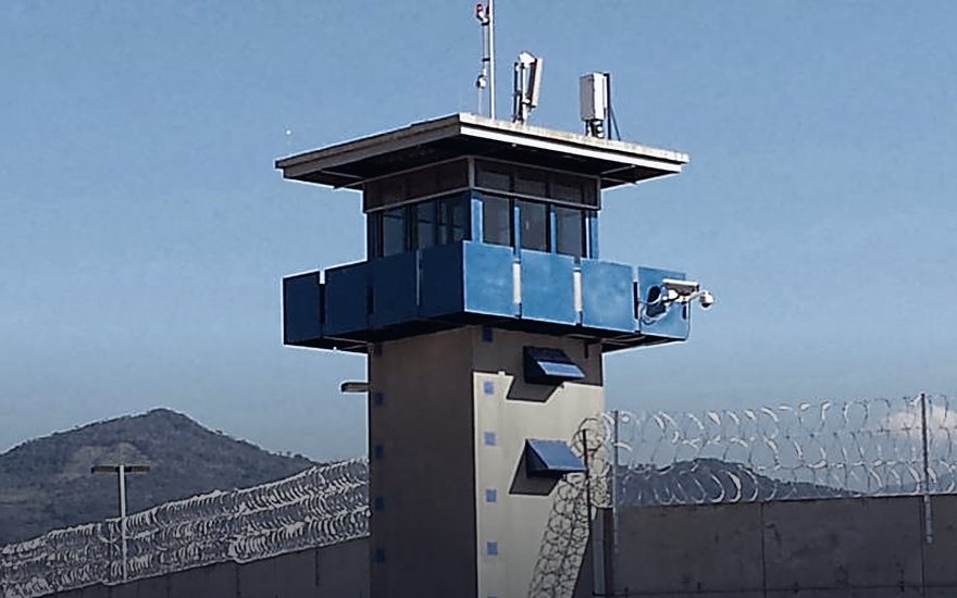 Torre de vigilancia penitenciaria con CCTV